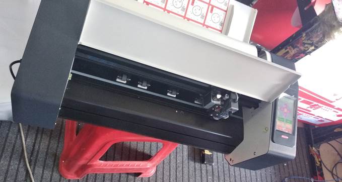 Плоттер SC-A3 для надсечки – высечки самоклеящихся этикеток с листовой автоматической подачей листов и столом приёмки листов с готовой надсечкой. Фотография 2.