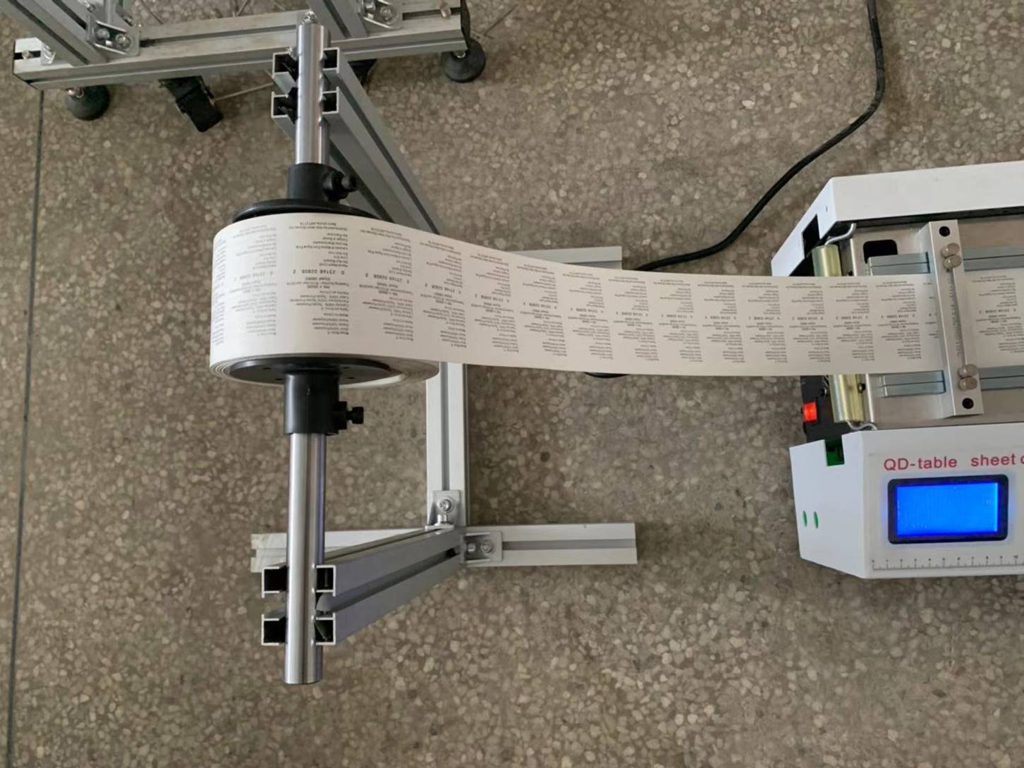 Листорезальная машина QD-100-table - подробные фотографии - листорезки - флаторезки в комплекте с отдельной стойкой размотки роля. Фото 4.