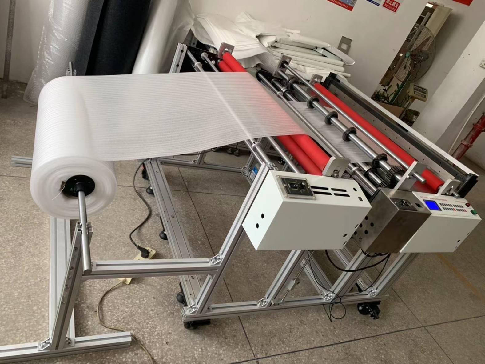 Листорезальная машина QD-1000-table - подробные фотографии - листорезка - флаторезка в комплекте с системой продольной резки материала дисковыми ножами с контрножами и с отдельной стойкой размотки роля. Фото 2.