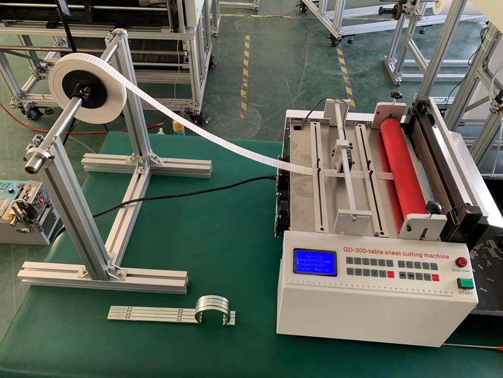 Листорезальная машина QD-300-table в комплекте с отдельной стойкой и системой приводки – подробные фотографии листорезки - флаторезки.
 Фотография 1.