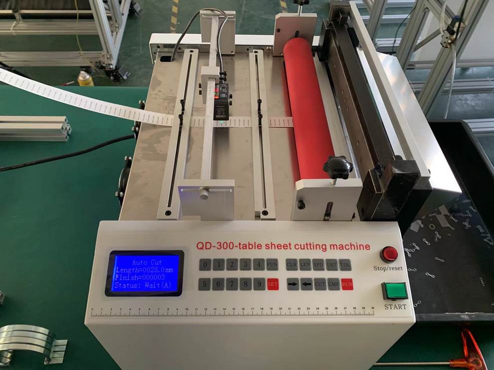 Листорезальная машина QD-300-table в комплекте с отдельной стойкой и системой приводки – подробные фотографии листорезки - флаторезки.
 Фотография 2.