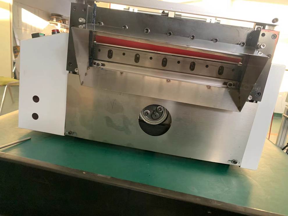 Листорезальная машина QD-300-table в комплекте с отдельной стойкой и системой приводки – подробные фотографии листорезки - флаторезки.
 Фотография 4.