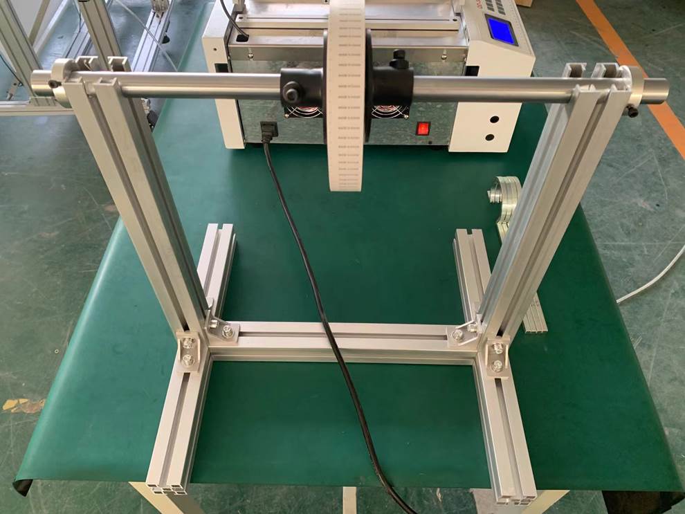 Листорезальная машина QD-300-table в комплекте с отдельной стойкой и системой приводки – подробные фотографии листорезки - флаторезки.
 Фотография 5.