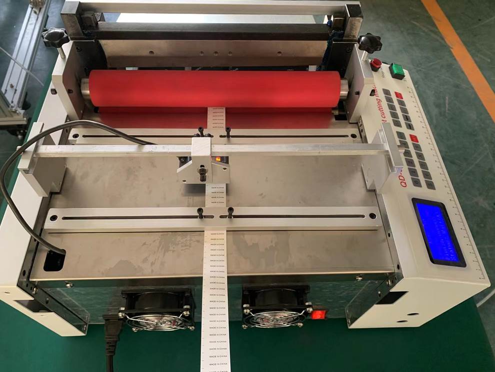 Листорезальная машина QD-300-table в комплекте с отдельной стойкой и системой приводки – подробные фотографии листорезки - флаторезки.
 Фотография 6.