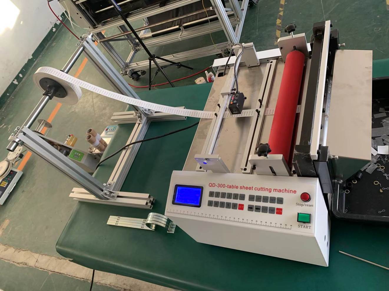 Листорезальная машина QD-300-table в комплекте с отдельной стойкой и системой приводки – подробные фотографии листорезки - флаторезки.
 Фотография 7.