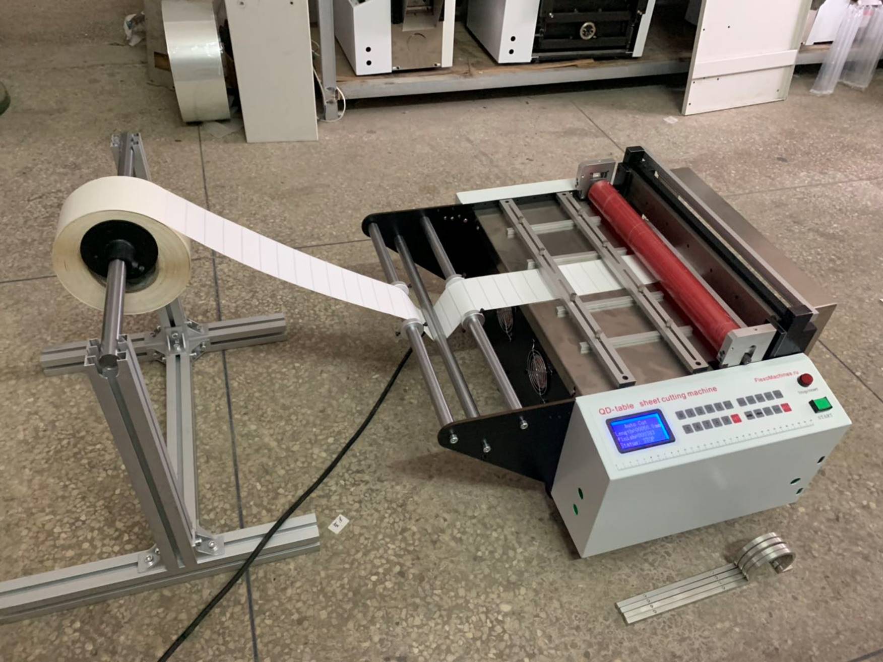 Листорезальная машина QD-400-table- подробные фотографии– 4-я машина из серии - листорезки - флаторезки в комплекте с отдельной стойкой размотки роля. Фотография 1.
