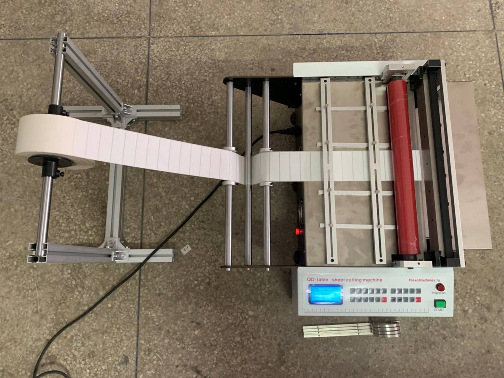 Листорезальная машина QD-400-table- подробные фотографии– 4-я машина из серии - листорезки - флаторезки в комплекте с отдельной стойкой размотки роля. Фотография 2.