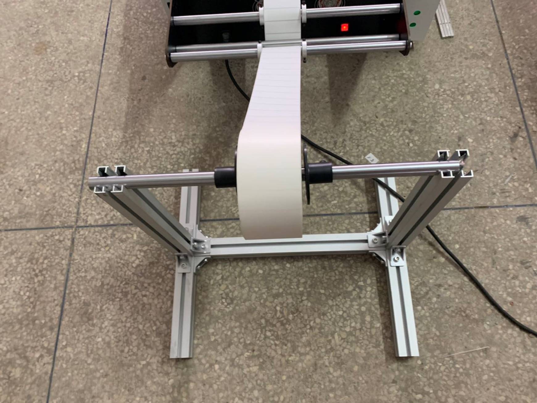 Листорезальная машина QD-400-table- подробные фотографии– 4-я машина из серии - листорезки - флаторезки в комплекте с отдельной стойкой размотки роля. Фотография 6.