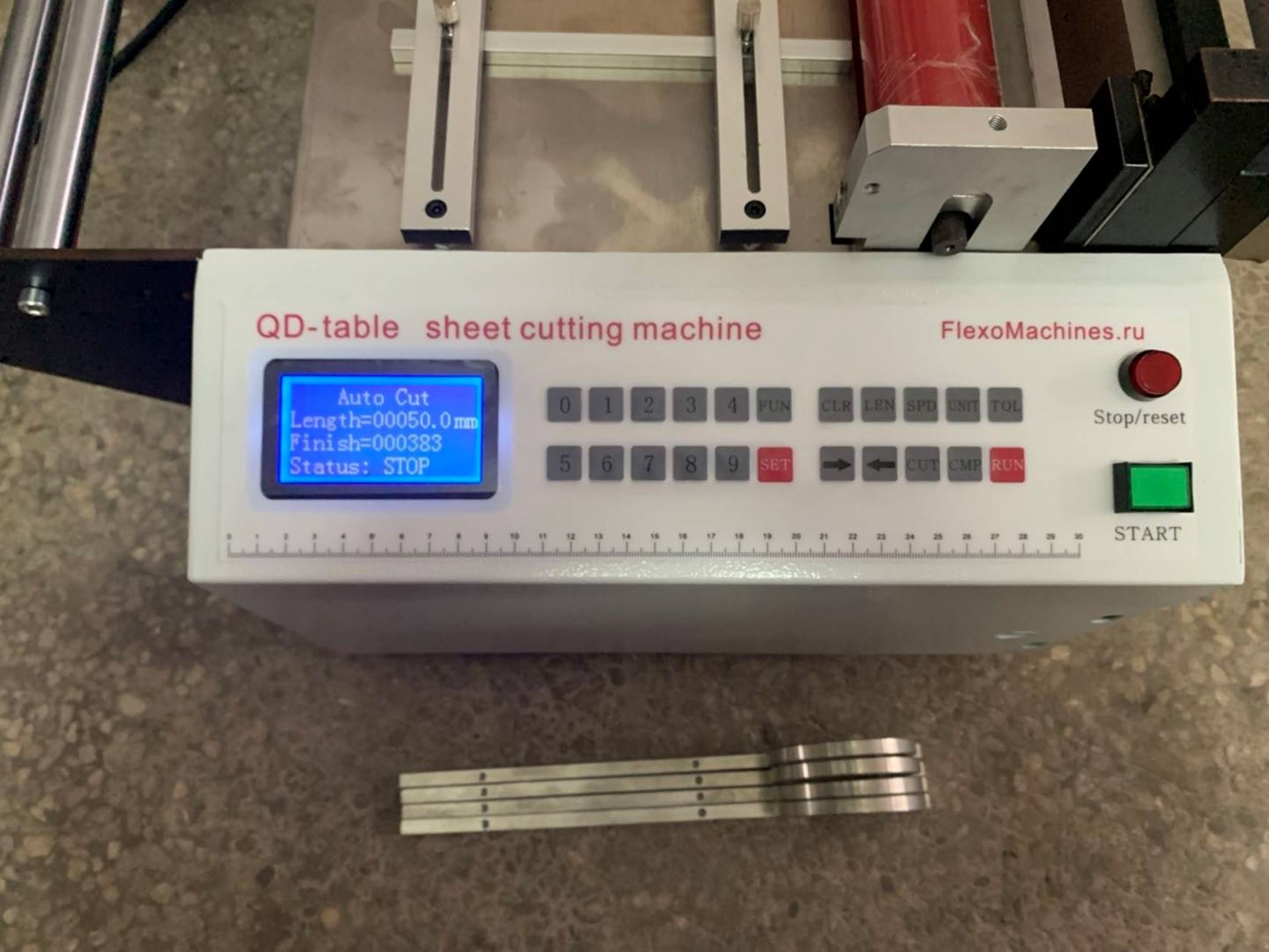 Листорезальная машина QD-400-table- подробные фотографии– 4-я машина из серии - листорезки - флаторезки в комплекте с отдельной стойкой размотки роля. Фотография 8.