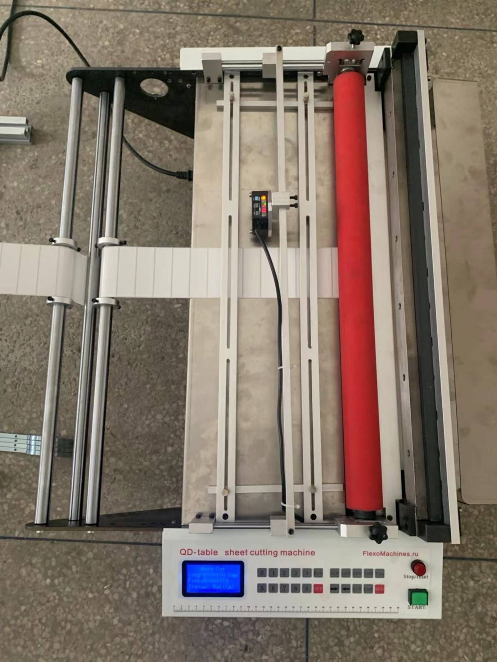 Листорезальная машина QD-600-table- подробные фотографии- листорезки - флаторезки в комплекте с системой продольной приводки по метке на материале и с отдельной стойкой размотки роля. Фотография 2.