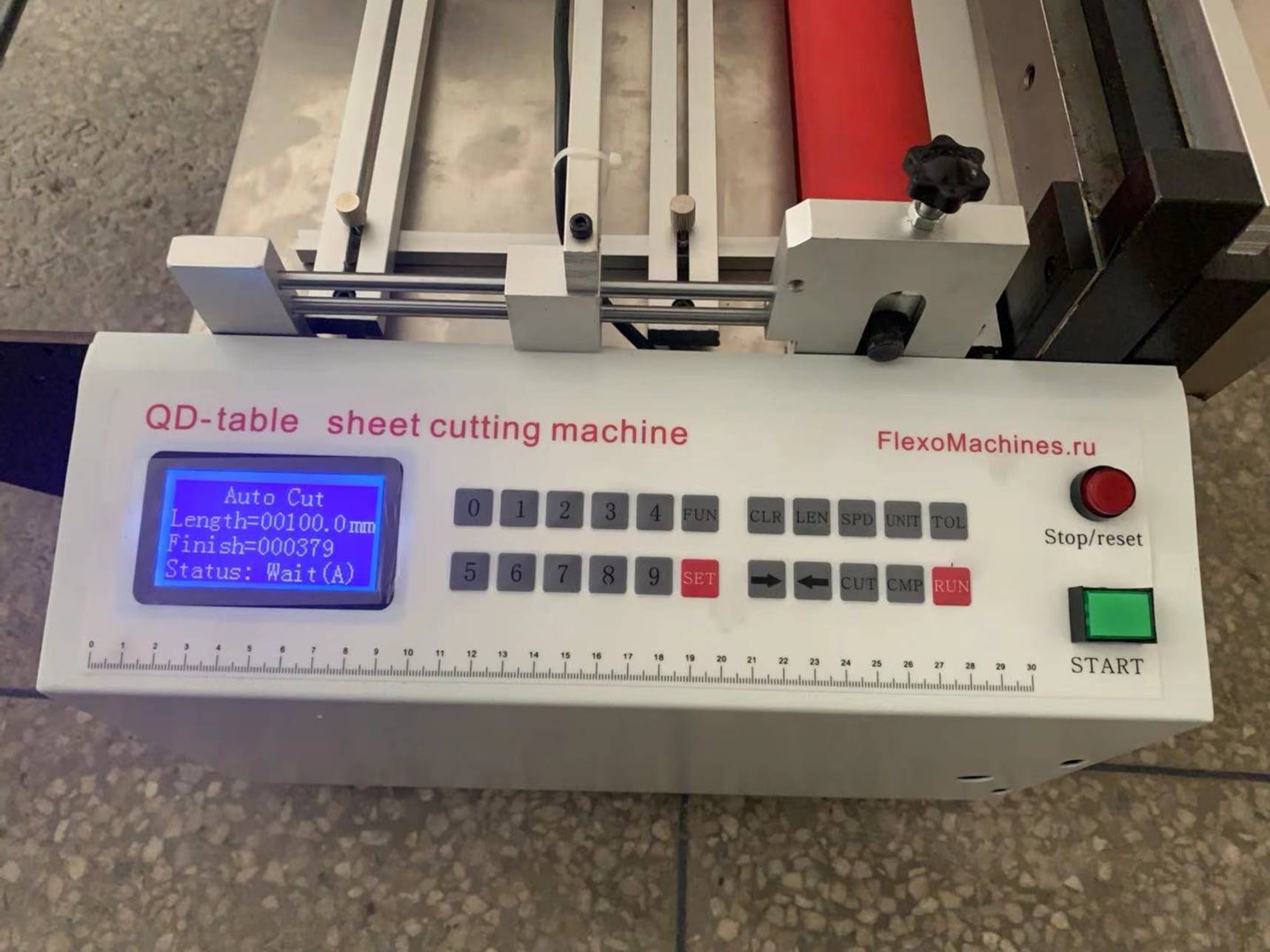 Листорезальная машина QD-600-table- подробные фотографии- листорезки - флаторезки в комплекте с системой продольной приводки по метке на материале и с отдельной стойкой размотки роля. Фотография 3.