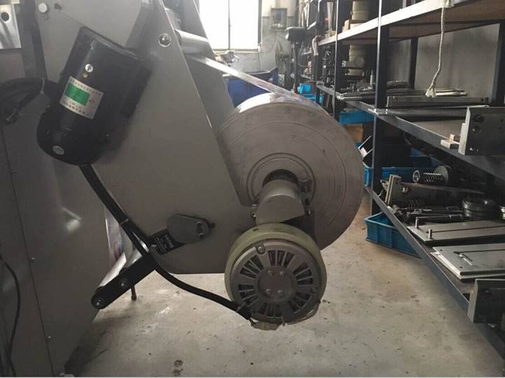 Рулонная машина плоской высечки WQM-420 с продольной приводкой и с электромагнитными тормозными муфтами – подробные фотографии и видео работы. Фотография 4.